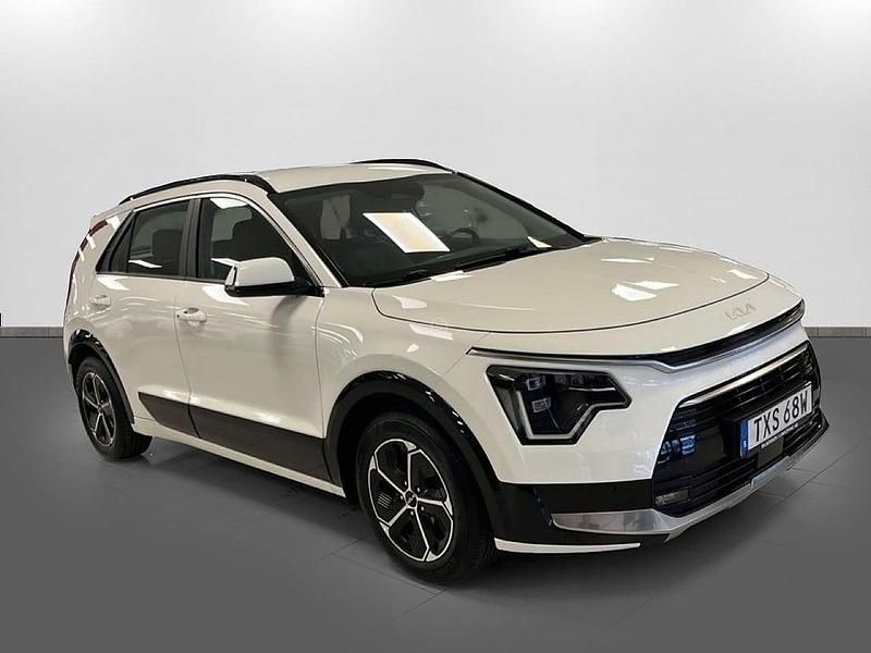 Begagnad Kia Niro 105 HK (77 kW) 2022 /ud/ clear white SUV