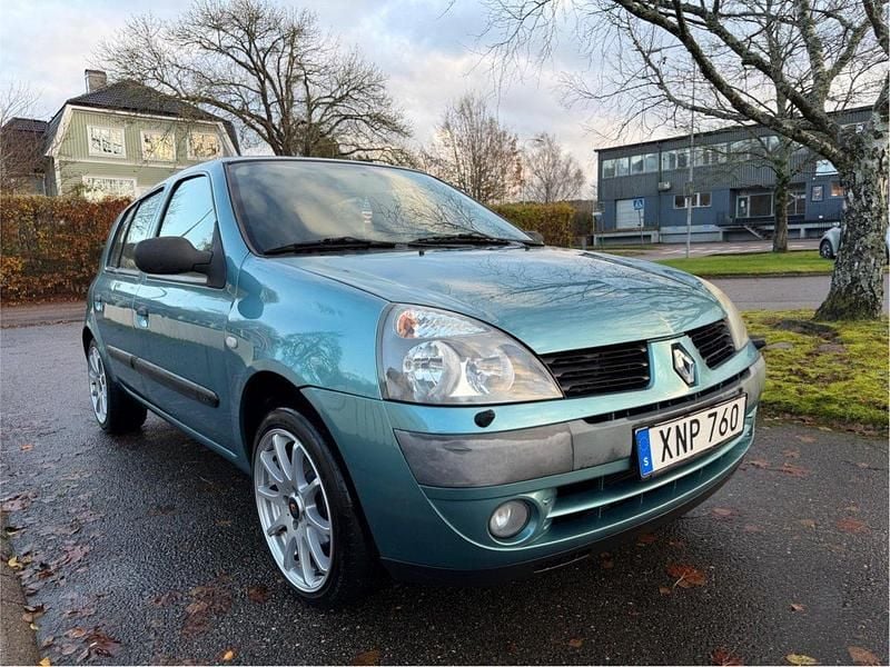 Blå Begagnad 2006 Renault Clio R.S. Authentique Halvkombi | 21 900 kr (Marknadspris) - Bild 1/4
