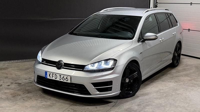 Silver Begagnad 2015 VW Golf VII R Kombi | 237 800 kr (Lite dyr) - Bild 1/4