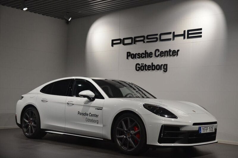 Vit (white) Begagnad 2024 Porsche Panamera 4S Sedan | 1 569 000 kr (Bra pris) - Bild 1/4