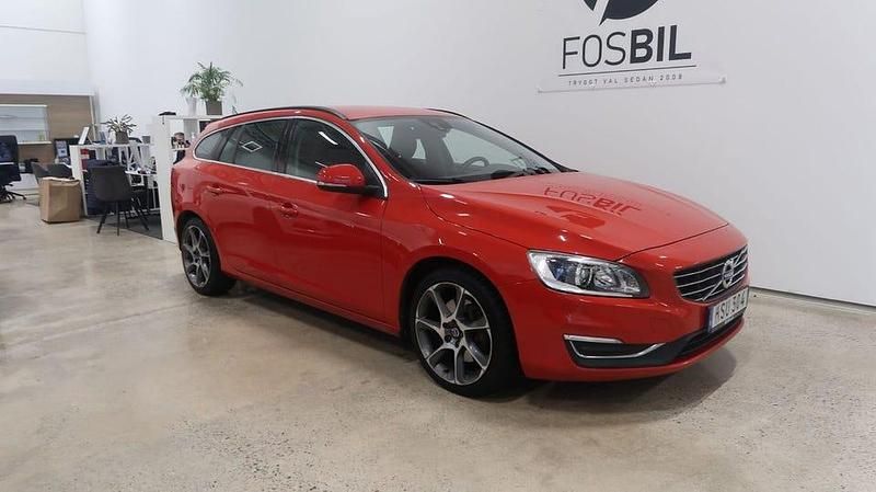 Röd Begagnad 2015 Volvo V60 Kombi | 109 900 kr (Marknadspris) - Bild 1/4