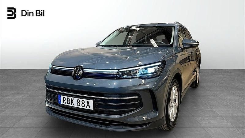 Mörkgrå Begagnad 2024 VW Tiguan Life SUV | 369 900 kr (Marknadspris) - Bild 1/4