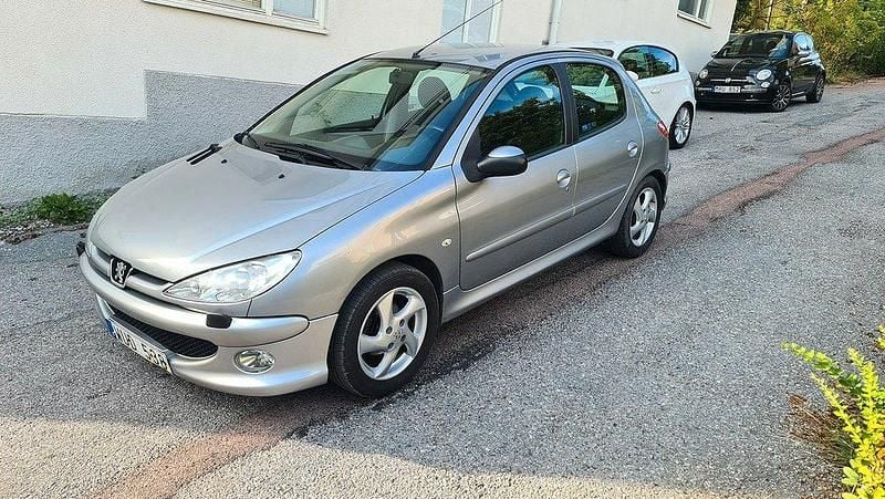 Silver Begagnad 2005 Peugeot 206 Halvkombi | 15 900 kr (Marknadspris) - Bild 1/4