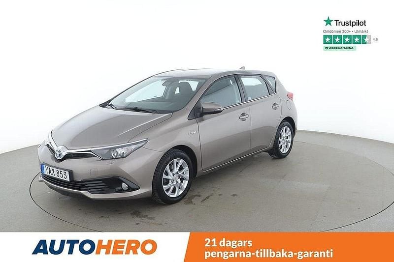 Brun Begagnad 2015 Toyota Auris Hybrid Active Halvkombi | 174 000 kr (Marknadspris) - Bild 1/4