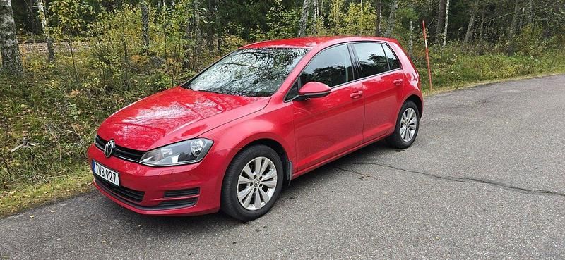 Röd Begagnad 2014 VW Golf VII Halvkombi | 73 000 kr (Bra pris) - Bild 1/4