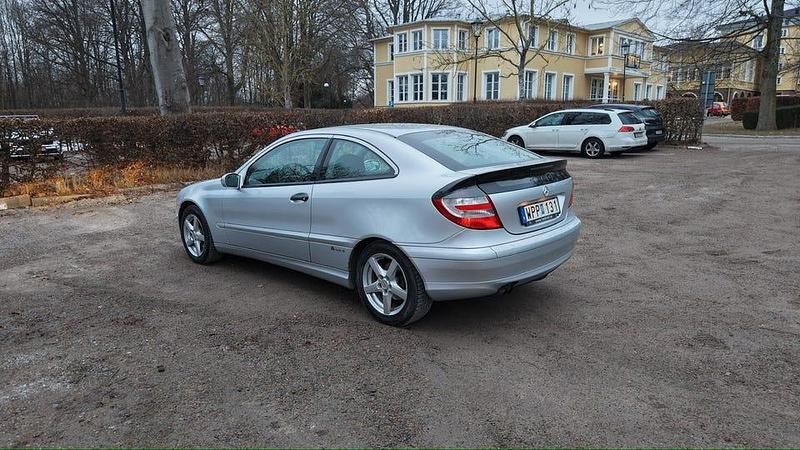 Begagnad Mercedes C180 143 HK (105 kW) 2005 Silver Sportkupé
