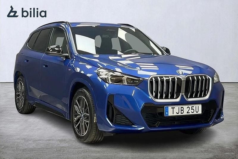 Blå Begagnad 2025 BMW X1 M Sport SUV | 569 000 kr (Dyr) - Bild 1/4