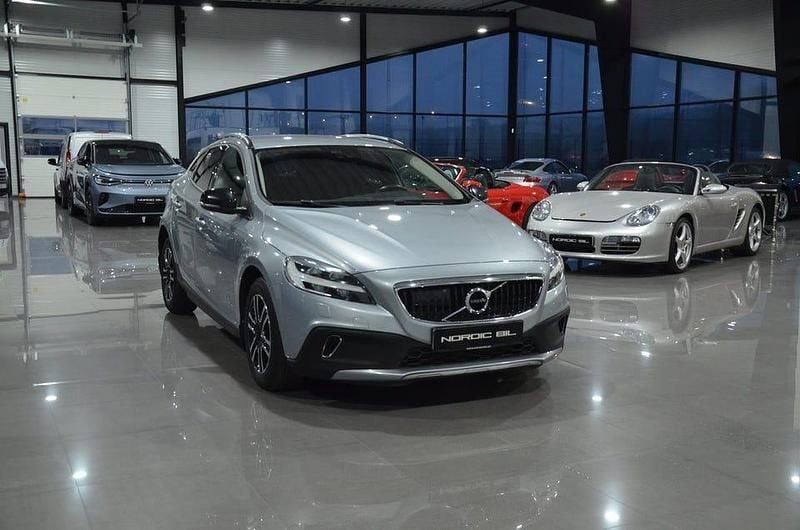 Silver Begagnad 2018 Volvo V40 CC Kombi | 165 900 kr (Bra pris) - Bild 1/4