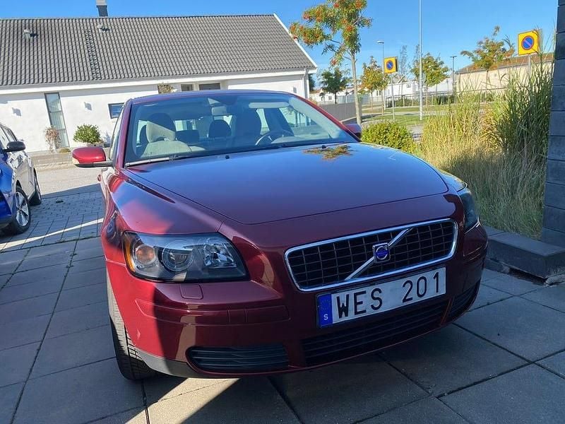 Röd Begagnad 2005 Volvo S40 Sedan | 50 000 kr (Lite dyr) - Bild 1/4