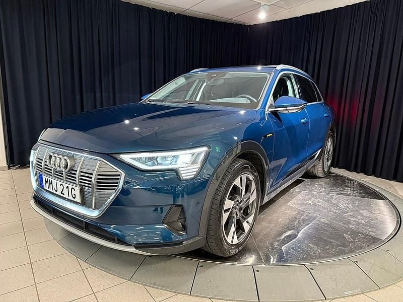 Blå metallic Begagnad 2022 Audi e-tron SUV | 449 000 kr (Dyr) - Bild 1/3