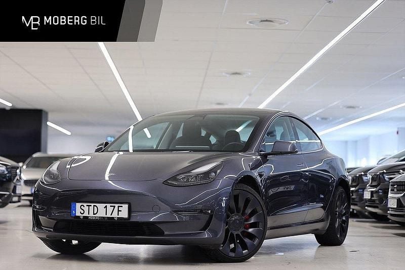 Grå Begagnad 2022 Tesla Model 3 Performance Sedan | 359 900 kr (Marknadspris) - Bild 1/3