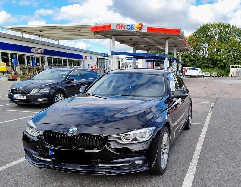 Svart Begagnad 2018 BMW 330 Sport Line Sedan | 224 000 kr (Lite dyr) - Bild 1/4