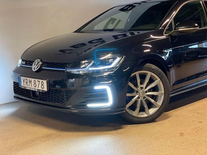 Begagnad VW Golf VII GTE 204 HK (150 kW) 2018 Svart Halvkombi