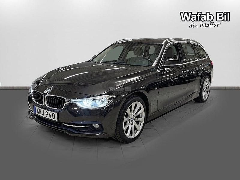 Brun (svart) Begagnad 2016 BMW 320 Sport Line Kombi | 179 900 kr (Marknadspris) - Bild 1/4