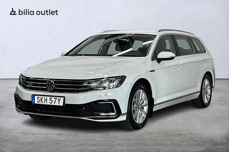 Vit Begagnad 2021 VW Passat GTE Kombi | 244 900 kr (Marknadspris) - Bild 1/3
