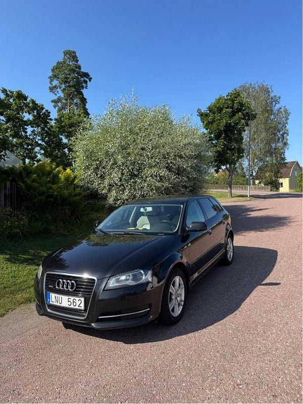 Svart Begagnad 2011 Audi A3 Sportback Attraction Halvkombi | 65 000 kr (Marknadspris) - Bild 1/2