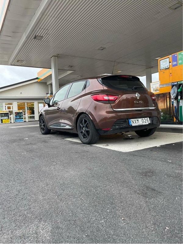 Brun Begagnad 2014 Renault Clio IV Halvkombi | 56 000 kr (Marknadspris) - Bild 1/3