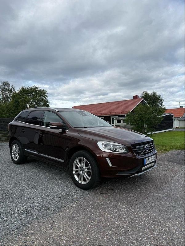 Brun Begagnad 2014 Volvo XC60 Summum SUV | 149 500 kr (Marknadspris) - Bild 1/4