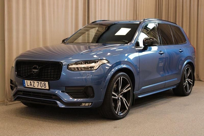 Blå (bursting blue metallic) Begagnad 2016 Volvo XC90 R-Design SUV | 369 900 kr (Marknadspris) - Bild 1/4