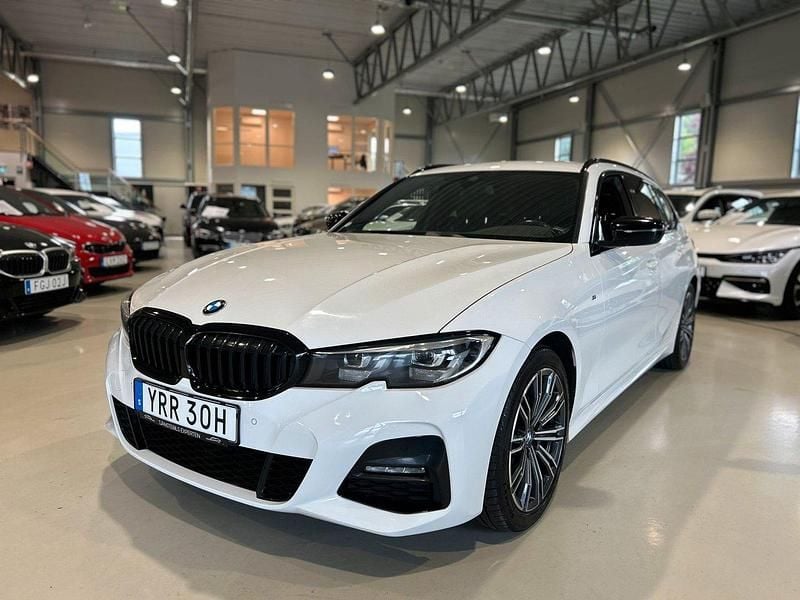 Vit Begagnad 2020 BMW 320 M Sport Kombi | 299 900 kr (Marknadspris) - Bild 1/4