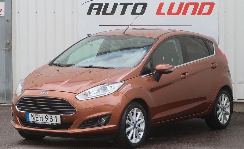 Brun Begagnad 2016 Ford Fiesta Titanium Halvkombi | 75 000 kr (Bra pris) - Bild 1/4