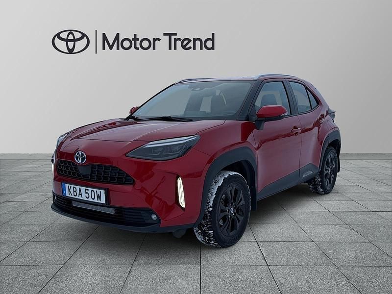 Röd Begagnad 2022 Toyota Yaris Hybrid | 269 900 kr (Dyr) - Bild 1/3