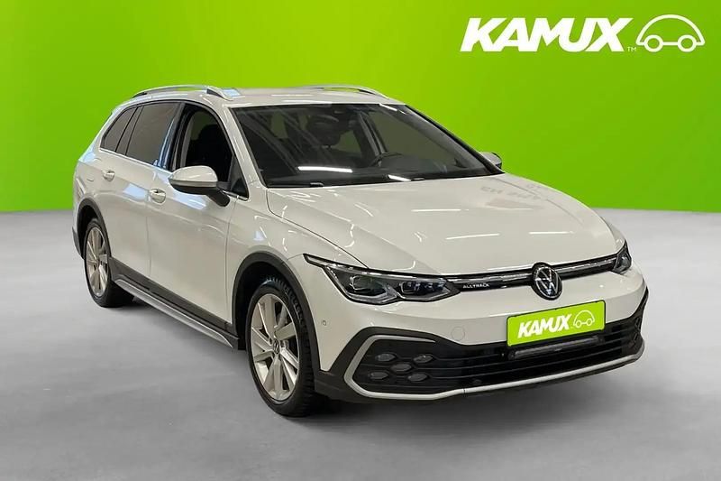 Vit Begagnad 2023 VW Golf Alltrack Kombi | 324 800 kr (Marknadspris) - Bild 1/4