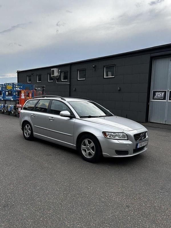 Grå Begagnad 2011 Volvo V50 Kombi | 25 000 kr (Bra pris) - Bild 1/4