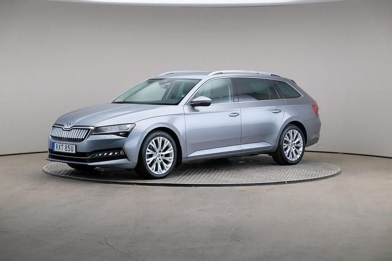 Grå metallic (grå metallisk) Begagnad 2020 Skoda Superb Business Line Kombi | 279 000 kr (Superpris) - Bild 1/4