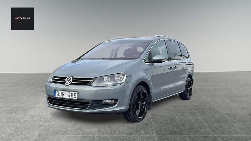 Grå Begagnad 2010 VW Sharan Minibuss | 119 900 kr (Marknadspris) - Bild 1/4