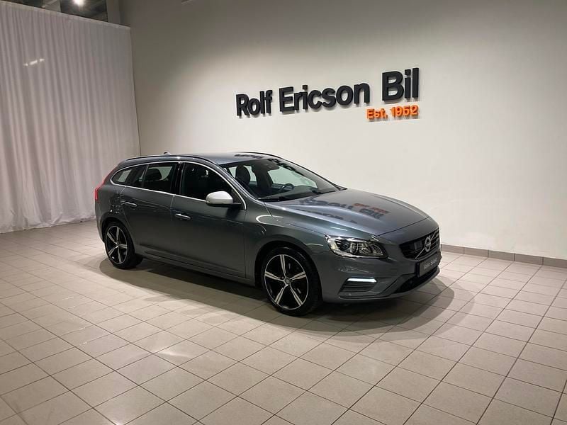 Grå Begagnad 2018 Volvo V60 R-Design Kombi | 229 500 kr (Superpris) - Bild 1/1