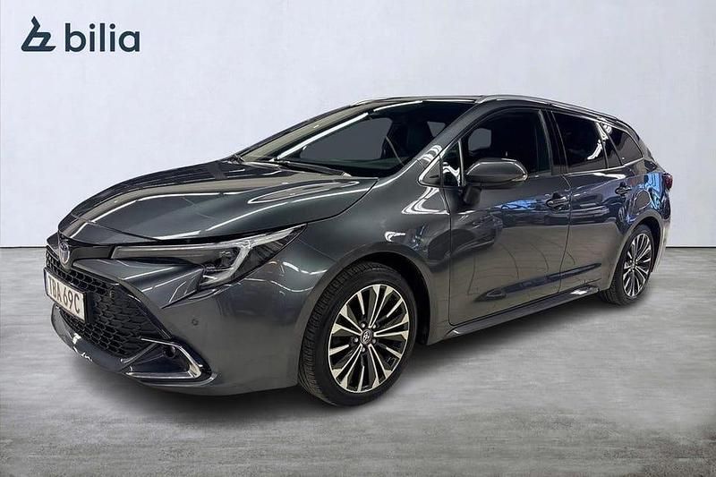 Grå Begagnad 2024 Toyota Corolla Style Kombi | 299 900 kr (Marknadspris) - Bild 1/3