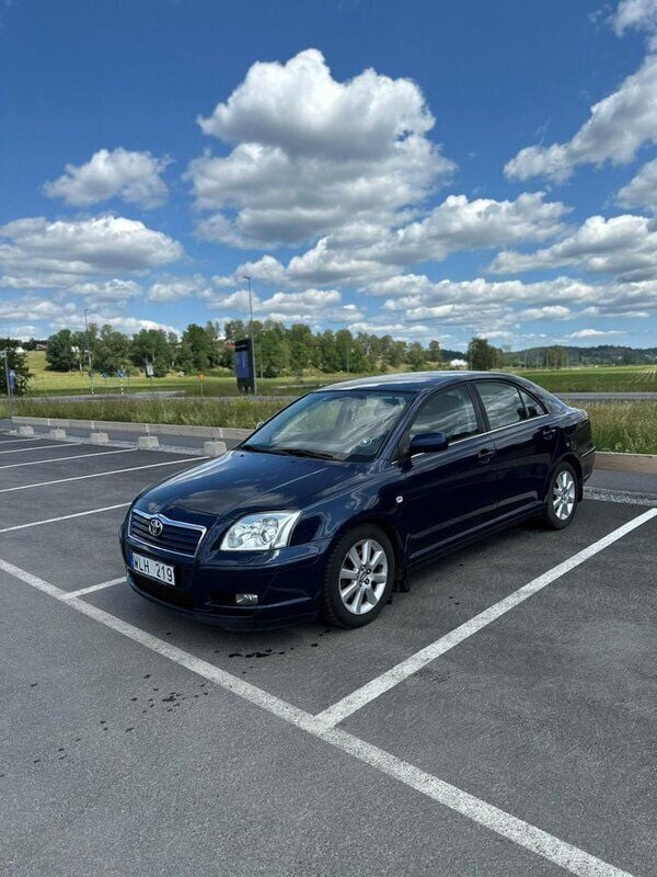 Blå Begagnad 2004 Toyota Avensis Halvkombi | 40 000 kr (Marknadspris) - Bild 1/4