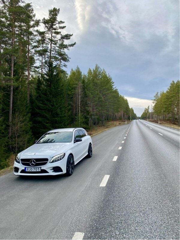 Vit Begagnad 2021 Mercedes C300e AMG line Kombi | 299 990 kr (Superpris) - Bild 1/4