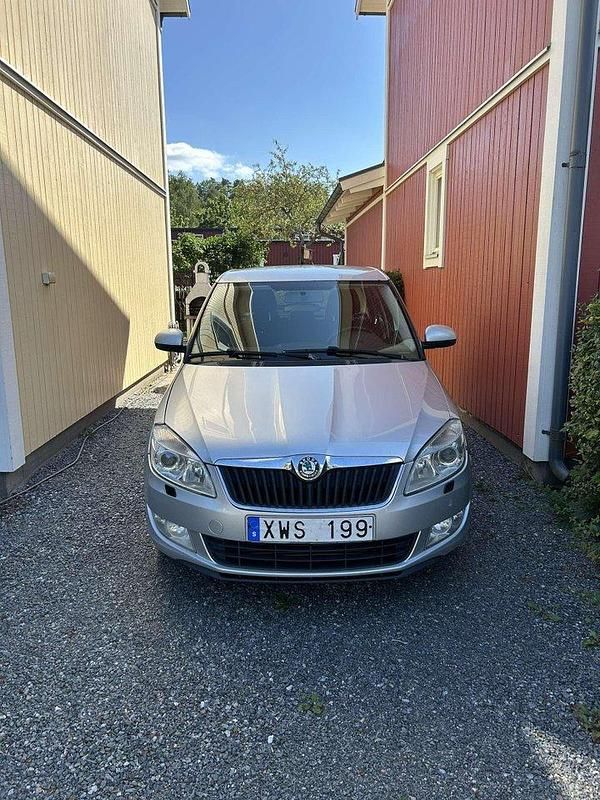 Silver Begagnad 2012 Skoda Fabia Elegance Halvkombi | 50 000 kr (Marknadspris) - Bild 1/4
