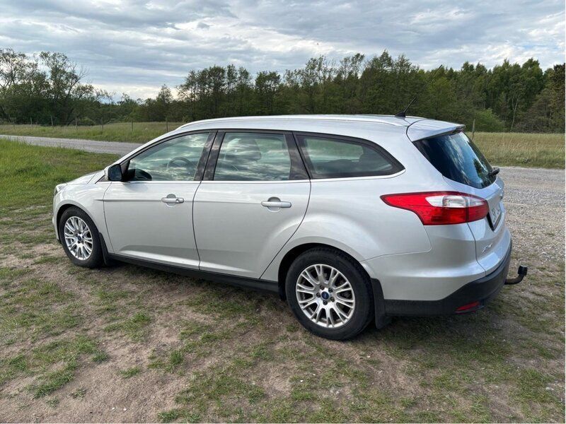 Grå Begagnad 2011 Ford Focus Titanium Kombi | 58 000 kr (Marknadspris) - Bild 1/4