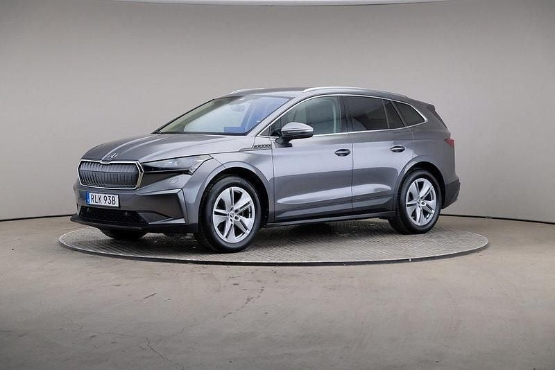 Grå Begagnad 2023 Skoda Enyaq iV SUV | 379 000 kr (Marknadspris) - Bild 1/4