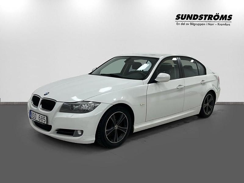 Vit Begagnad 2010 BMW 320 Comfort Edition Sedan | 79 900 kr (Lite dyr) - Bild 1/4