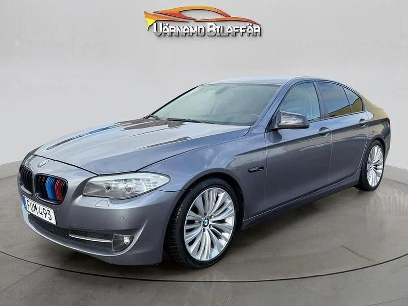 Grå Begagnad 2011 BMW 520 Sport Line Sedan | 99 900 kr (Marknadspris) - Bild 1/4