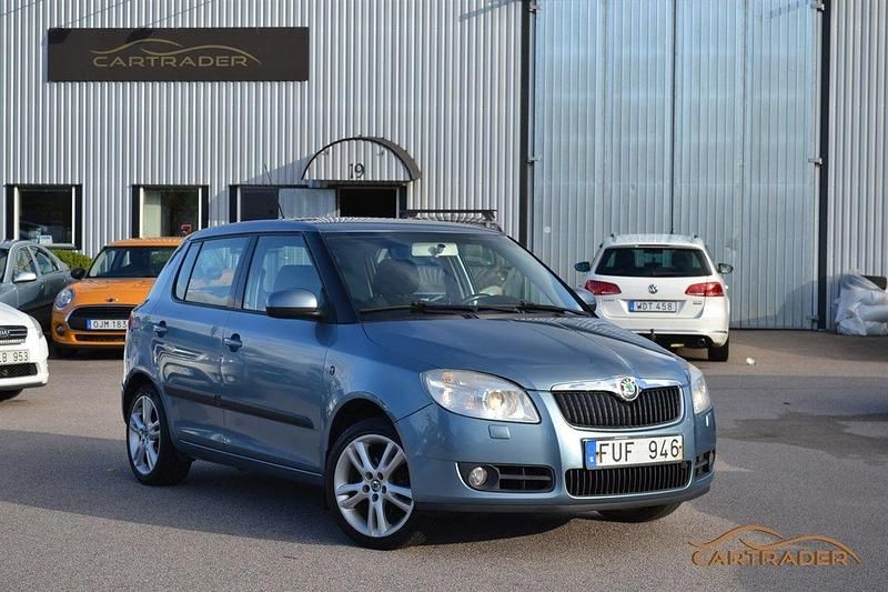 Ljusgrå (grå) Begagnad 2008 Skoda Fabia Halvkombi | 29 900 kr (Lite dyr) - Bild 1/4