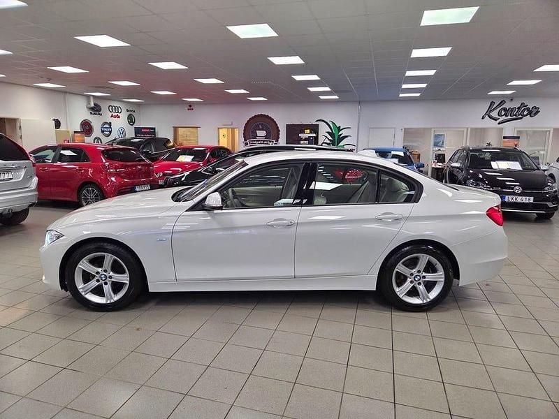 Begagnad BMW 318 143 HK (105 kW) 2014 Vit Sedan
