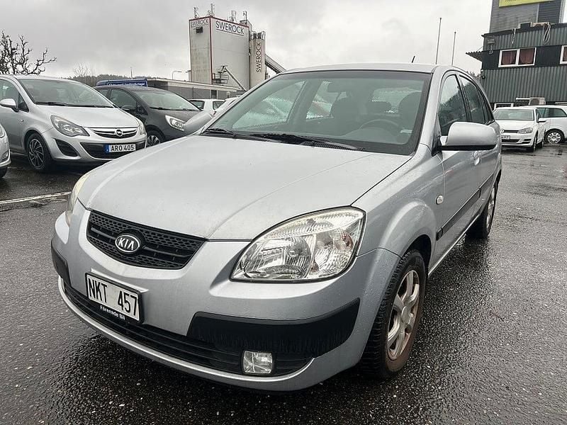 Silver Begagnad 2007 Kia Rio Halvkombi | 24 999 kr (Marknadspris) - Bild 1/4