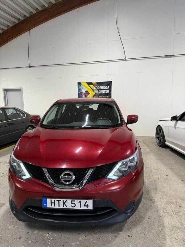 Röd Begagnad 2015 Nissan Qashqai SUV | 98 999 kr (Superpris) - Bild 1/4