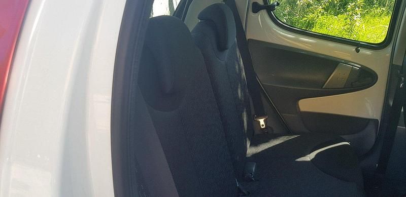 Vit Begagnad 2011 Peugeot 107 Halvkombi | 34 900 kr (Marknadspris) - Bild 1/4