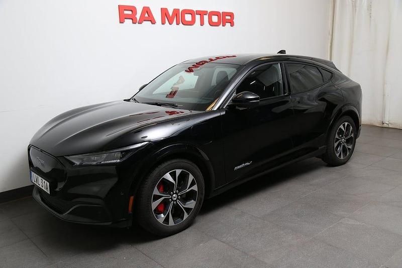 Svart Begagnad 2021 Ford Mustang Mach-E SUV | 319 800 kr (Superpris) - Bild 1/3