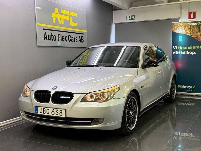Ljusgrå Begagnad 2008 BMW 520 Sedan | 69 900 kr (Marknadspris) - Bild 1/4