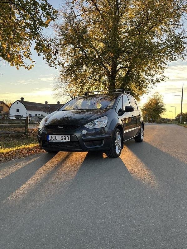 Grå Begagnad 2010 Ford S-MAX Business Edition Minibuss | 69 000 kr (Bra pris) - Bild 1/4