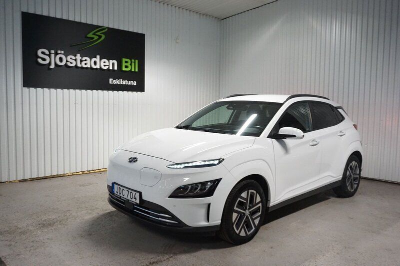 Vit Begagnad 2021 Hyundai Kona Essential SUV | 249 900 kr (Marknadspris) - Bild 1/4