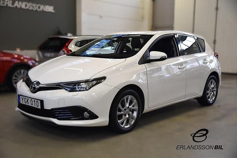 Vit Begagnad 2016 Toyota Auris Active Halvkombi | 119 900 kr (Bra pris) - Bild 1/4