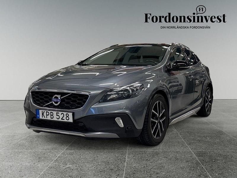Grå Begagnad 2015 Volvo V40 CC Summum Kombi | 149 900 kr (Marknadspris) - Bild 1/4